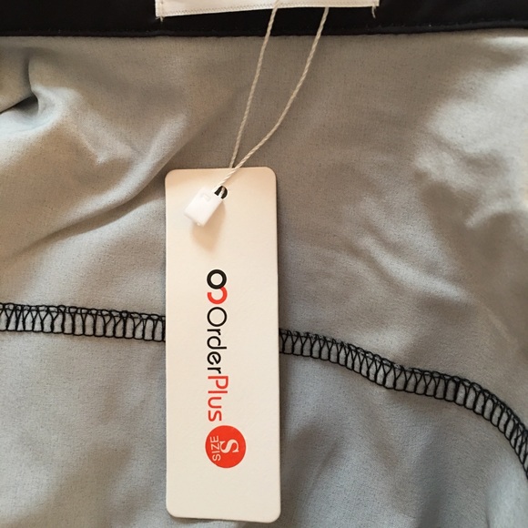 Shirt with black and white design. - Picture 4 of 5